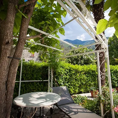 Les Loges Du Jardin D'aymeric Bed & Breakfast Clara